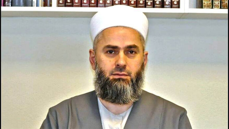 Kitaplık önünde sarıklı İsmail Hakkı Yelkenci Hocaefendi portresi