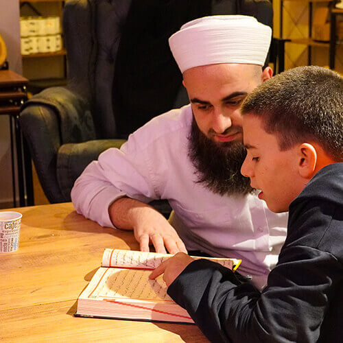 Hocasıyla Kur’an okuyan genç talebe