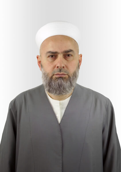 Beyaz fonda İsmail Hakkı Yelkenci Hocaefendi portresi