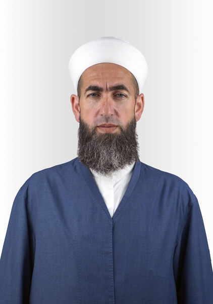 Beyaz fonda İsrafil Dedeoğlu Hocaefendi portresi