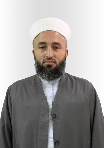 Beyaz fonda Nedim Çinkaya Hocaefendi portresi