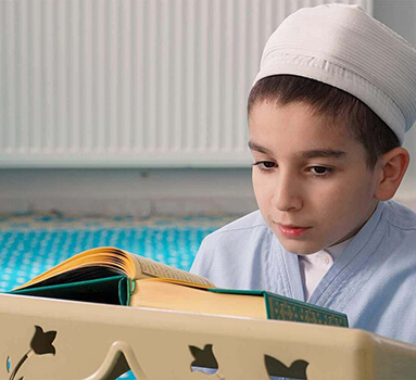 Rahle önünde Kur’an okuyan talebe portresi