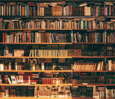 Kitaplık önünde dizilmiş ilmî eserler