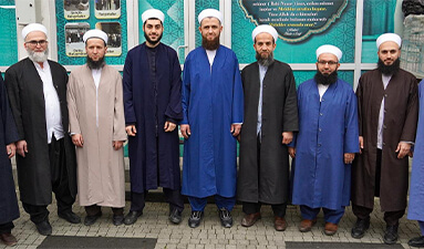 Maruf hocalarından bazılarının vakıf binası önünde toplu portresi