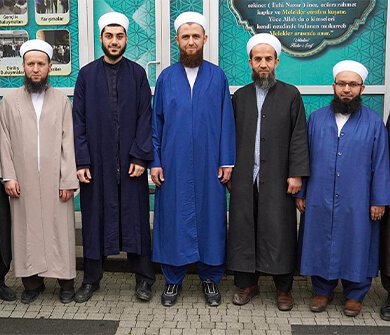 Maruf hocalarından bazılarının vakıf binası önünde toplu portresi