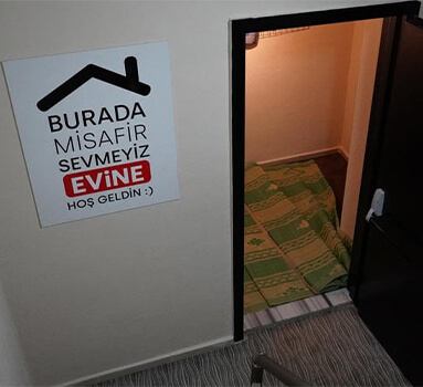 Misafir değil ev sahibi olduğunuzu vurgulayan karşılama görseli