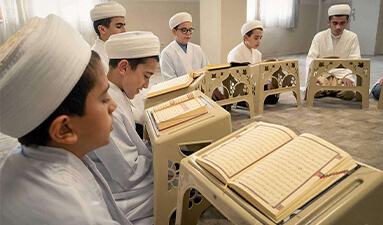 Rahle önünde Kur’an okuyan talebeler