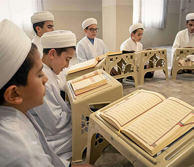 Rahle önünde Kur’an okuyan talebeler