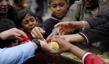 Yardım için el uzatan insanlar