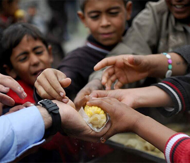 Yardım için el uzatan insanlar