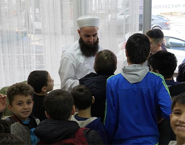 Çocuklara ikramda bulunan hoca