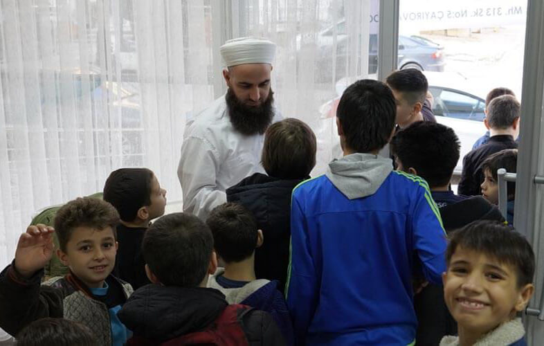 Çocuklara ikramda bulunan hoca