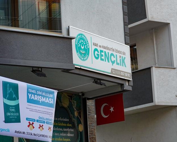 Dernek binasının dışındaki tabela