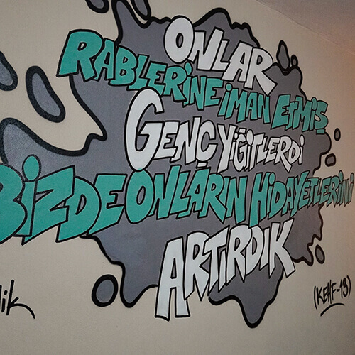 Duvara spreyle yazılmış ayet