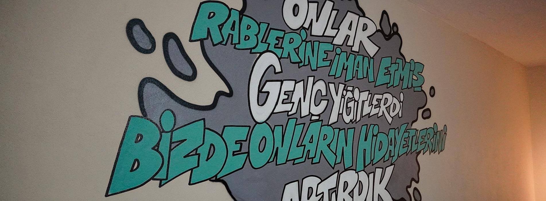 Duvara spreyle yazılmış ayet