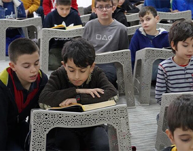 Kur’an okuyan talebeler