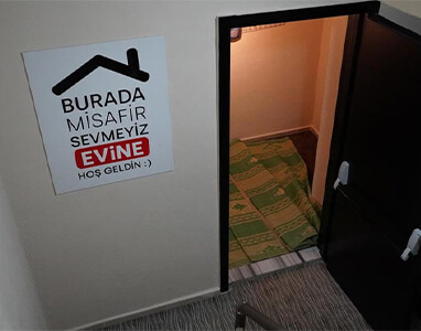 “Misafir değilsin” temasını gençlik birimi için gösteren fotoğraf