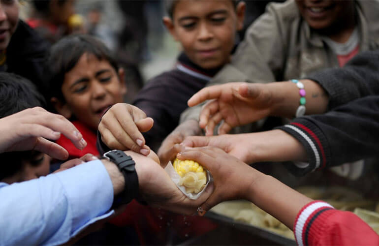 Gıdaya uzanan çocukları gösteren yardım fotoğrafı