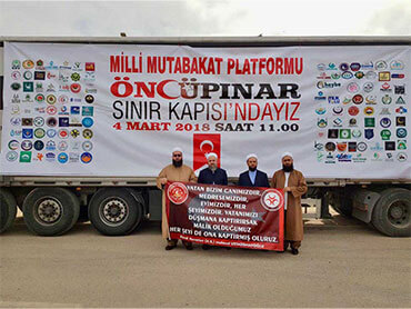 Öncüpınar sınır kapısında yardım tırını gösteren fotoğraf