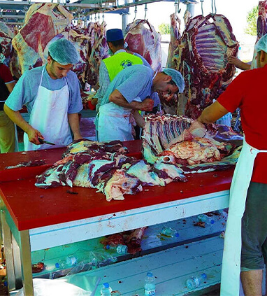 Kasapların eti parçalara ayırma anı