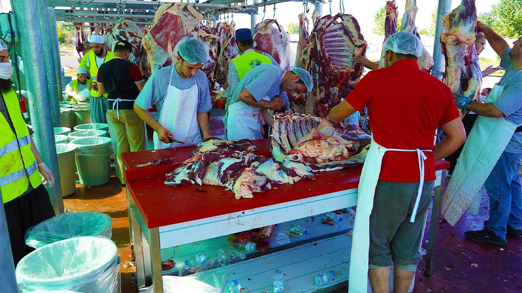 Kasapların eti parçalara ayırma anı