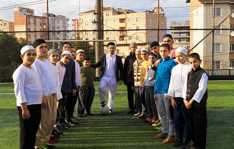 Hocanın ortada, talebelerin iki yanda dizildiği grup portresi