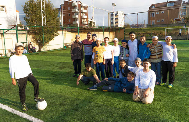 Halı sahada dizilmiş talebeler