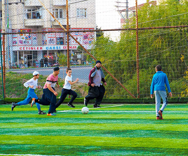 Talebeler ve hocaların birlikte futbol oynadığı an