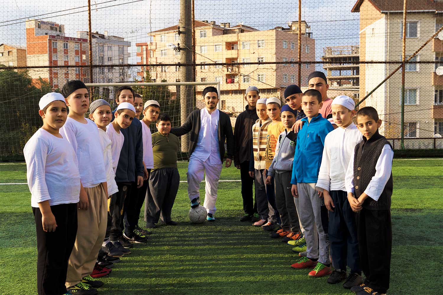 Takım şeklinde dizilmiş talebeler ve hoca portresi