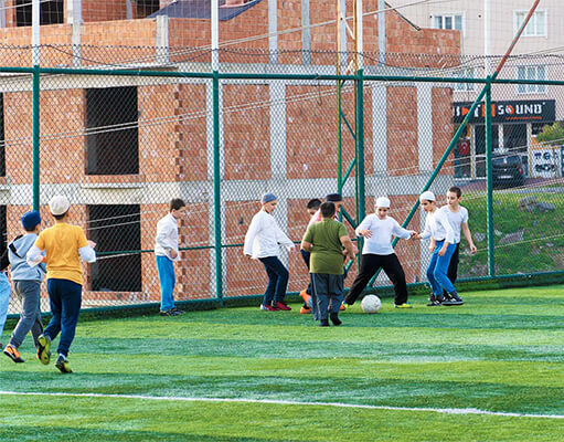 Futbol oynarken samimi arkadaşlık anı