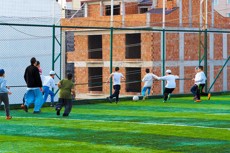 Neşeyle top oynayan medrese talebeleri