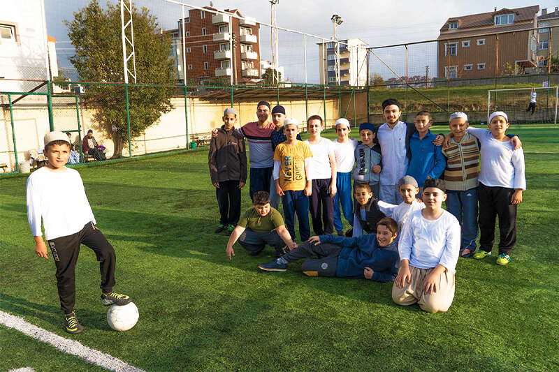 Neşeyle top oynayan medrese talebeleri