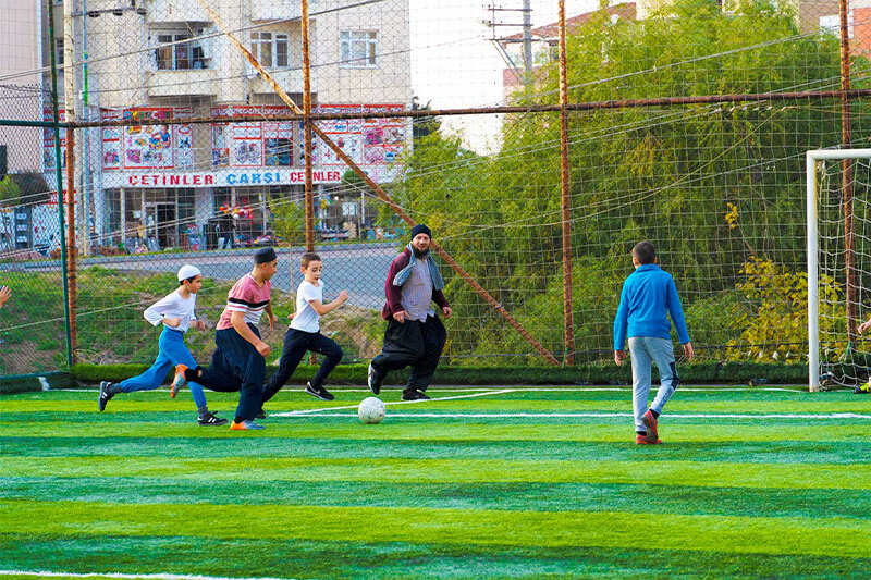 Neşeyle top oynayan medrese talebeleri