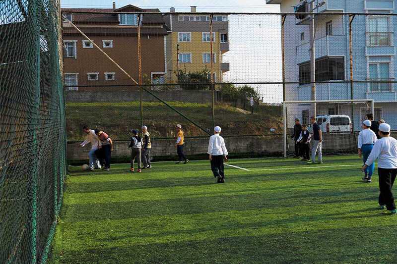 Neşeyle top oynayan medrese talebeleri