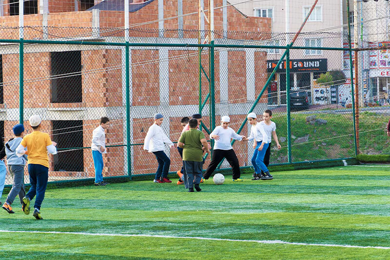 Neşeyle top oynayan medrese talebeleri