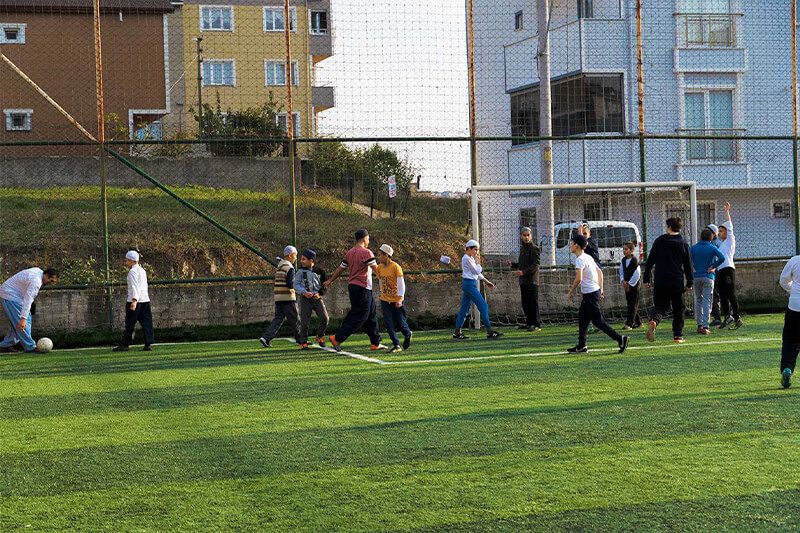 Neşeyle top oynayan medrese talebeleri