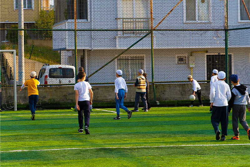 Neşeyle top oynayan medrese talebeleri
