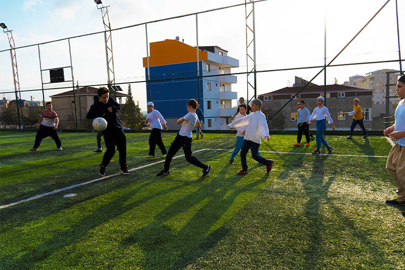Neşeyle top oynayan medrese talebeleri