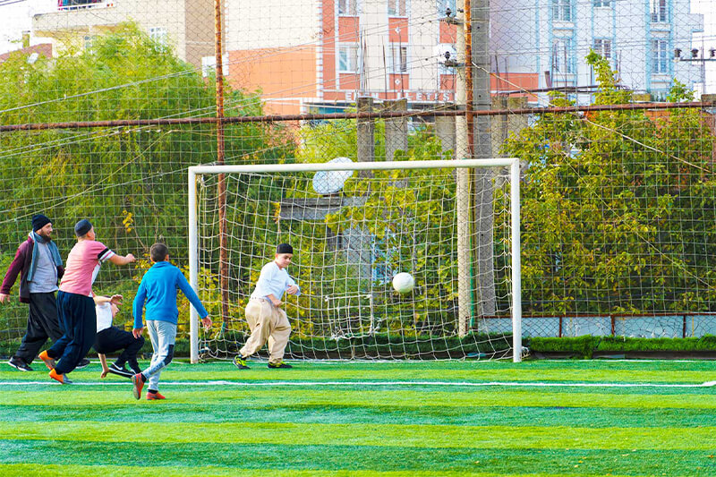 Neşeyle top oynayan medrese talebeleri