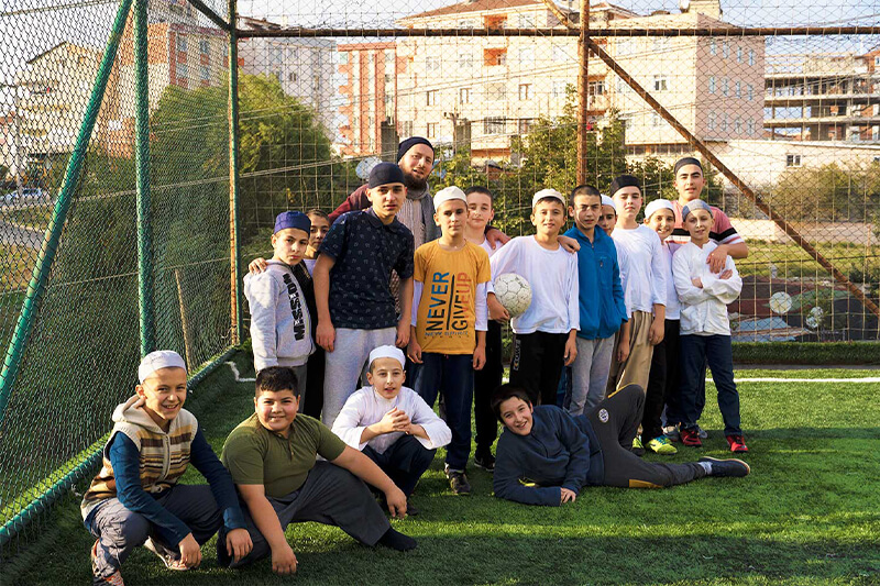 Neşeyle top oynayan medrese talebeleri